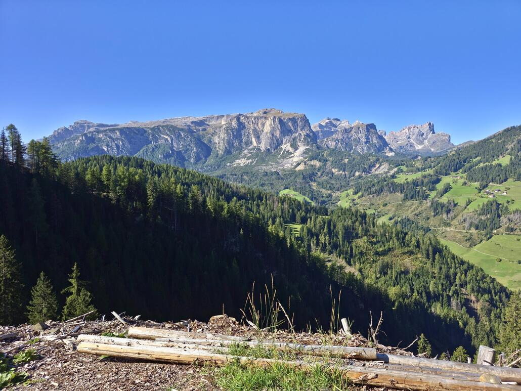Unterwegs nach Furnacia ergeben sich immer wieder solche Ausblicke in die Dolomiten