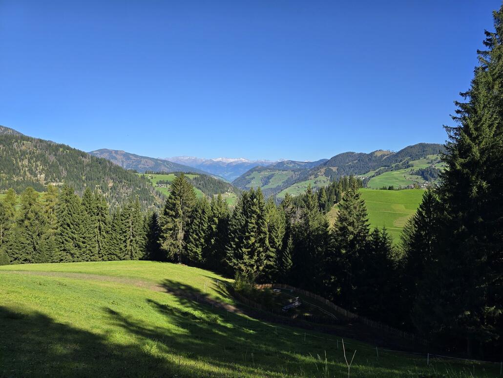 Kurz vor Furnacia, Blick ins untere Gadertal. Im Hintergrund sind die Berge an der Grenze zu Österreich zu sehen. Müsste sich wohl um den Zillertaler Hauptkamm handeln.