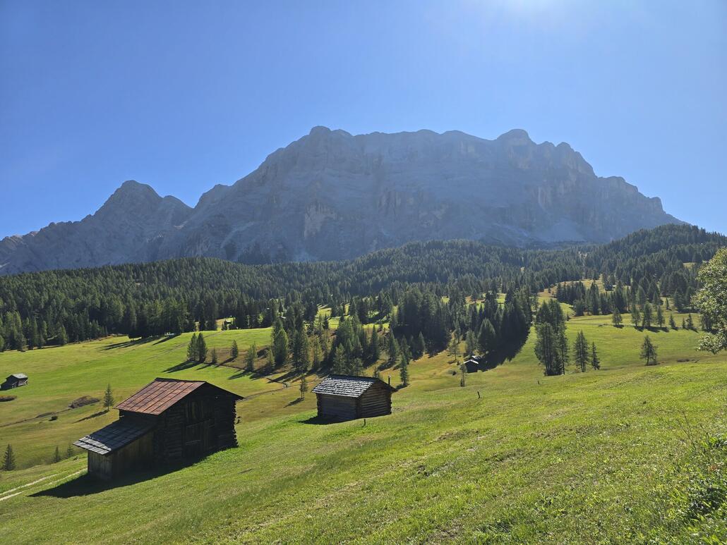 Angekommen auf den Armentara-Wiesen. Darüber thront der Zehner und der Heiligkreuzkofel