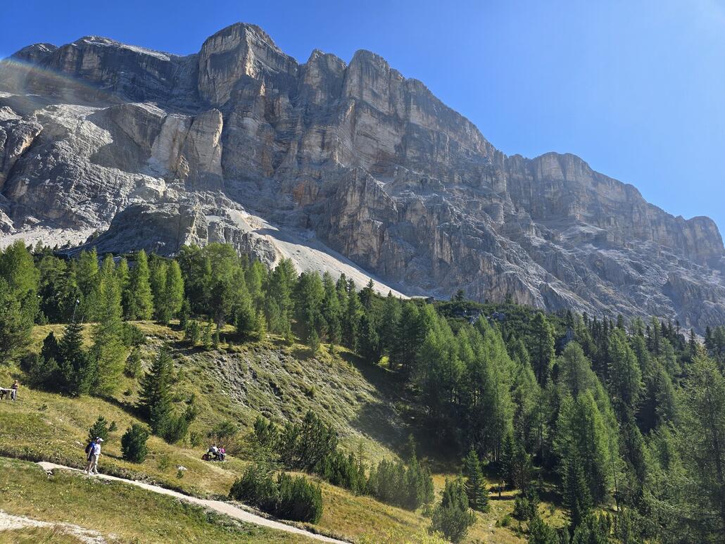 Angekommen bei der Kirche Heiligkreuz, Blick hoch zum Heiligkreuzkofel.