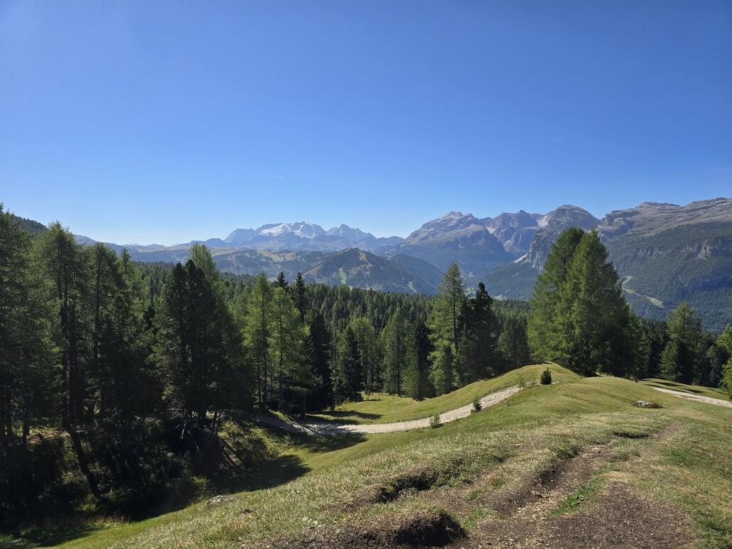 Blick in die andere Richtung zu Marmolada, Sellagruppe, Sassongher und co.