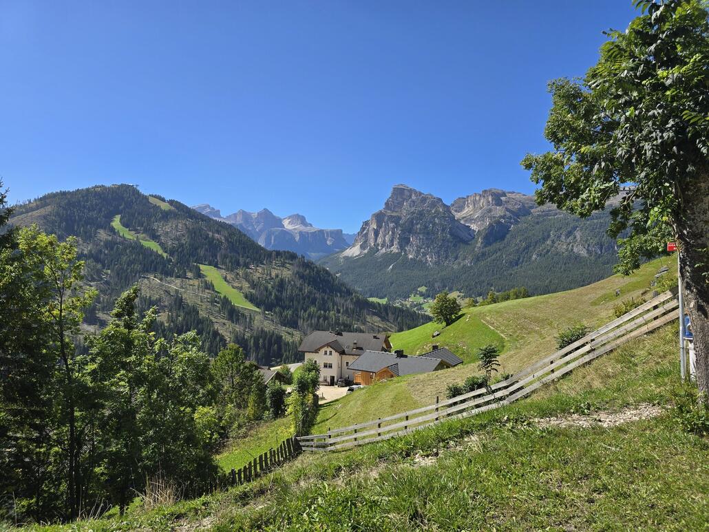 Etwas weiter unten, Blick rüber zum Piz La Ila und zum Sassongher