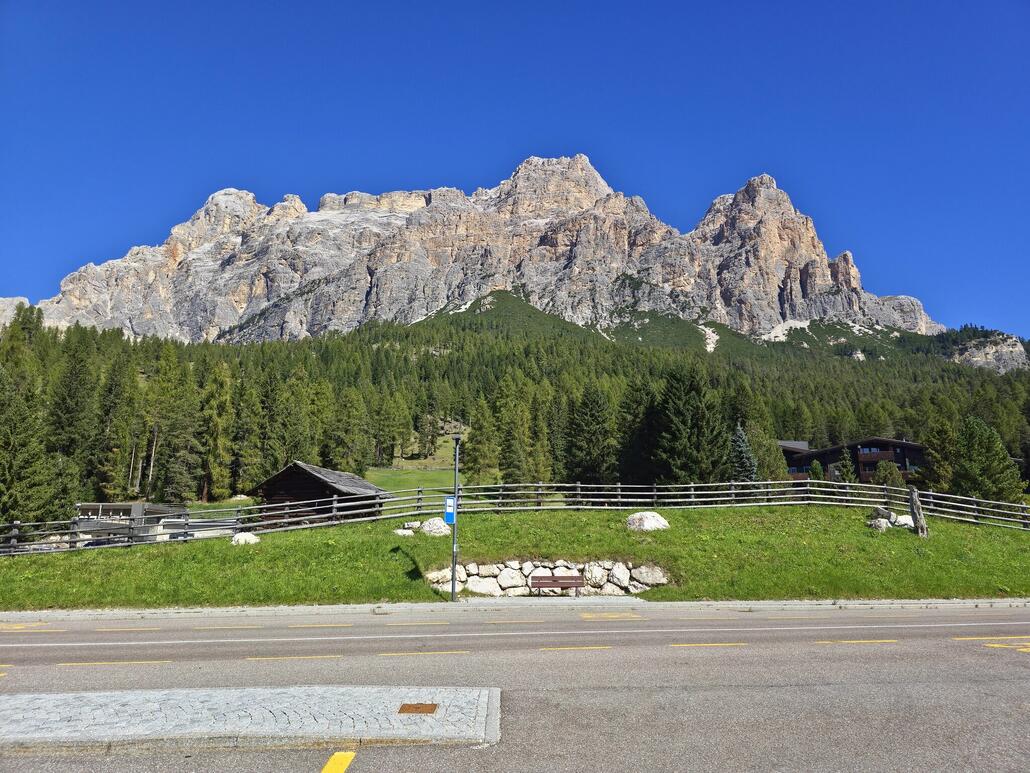 Angekommen in Armentarola mit dem imposanten Piz Lavarela und Piz Cunturines