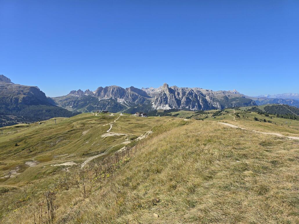 Berggrat in Richtung Piz La Ila, dahinter der Sassongher