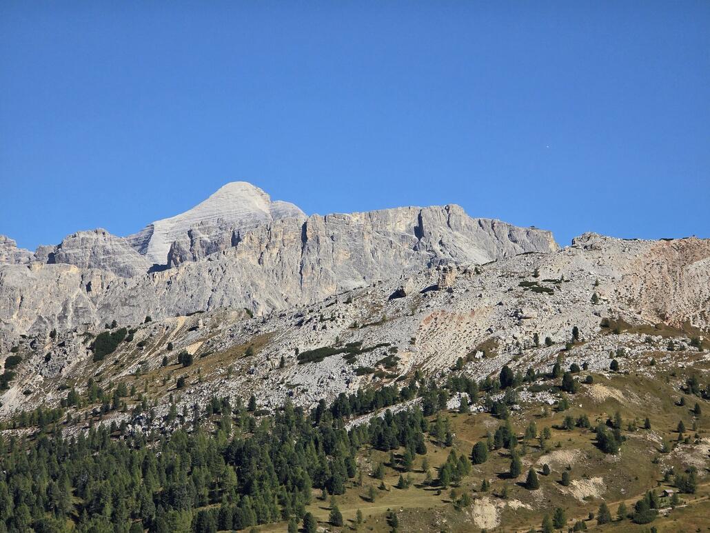 Zoom zum Lagazuoi und der Tofana dahinter.