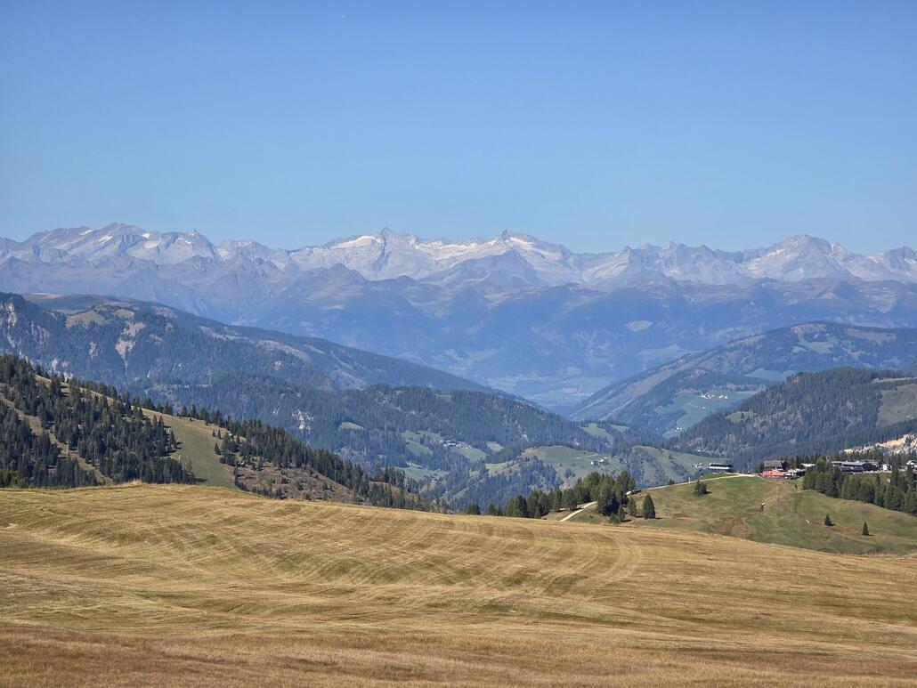 Auch von hier ist der Zillertaler Hauptkamm zu sehen