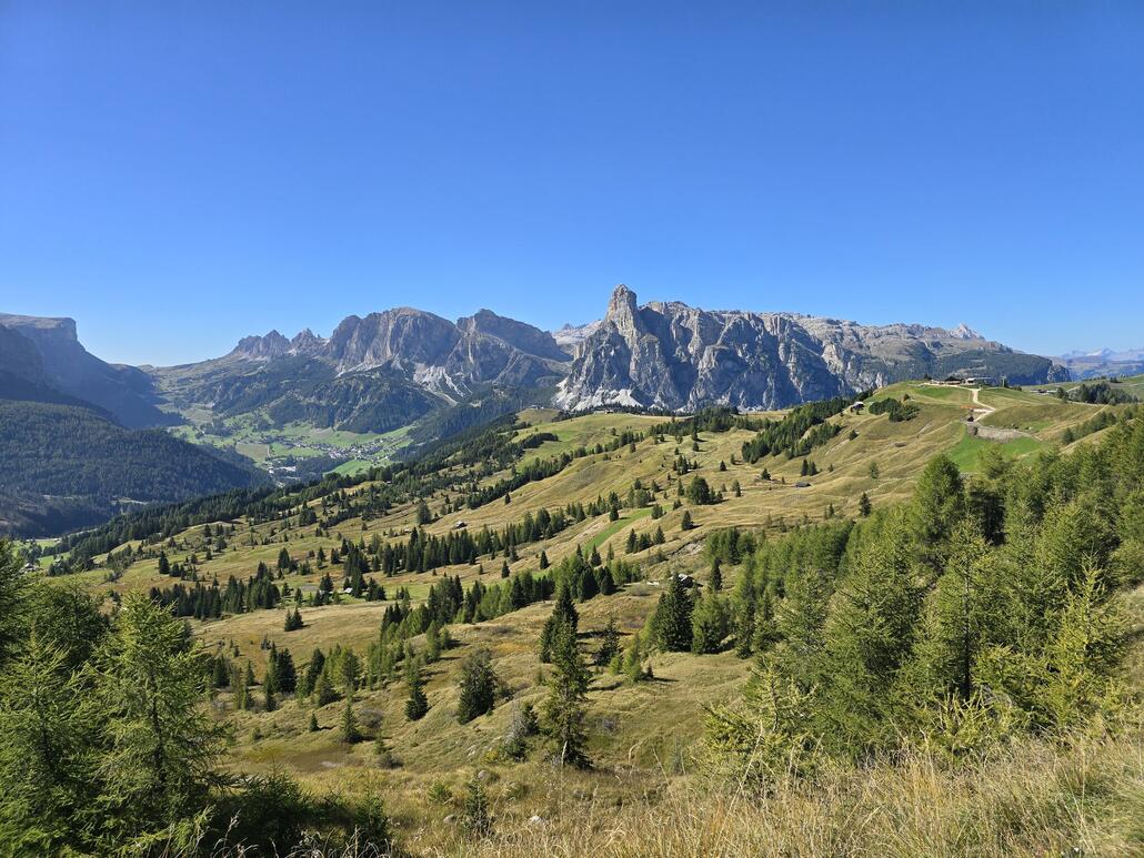 Unterwegs auf dem Bergkamm, stehts den Sassongher im Blick
