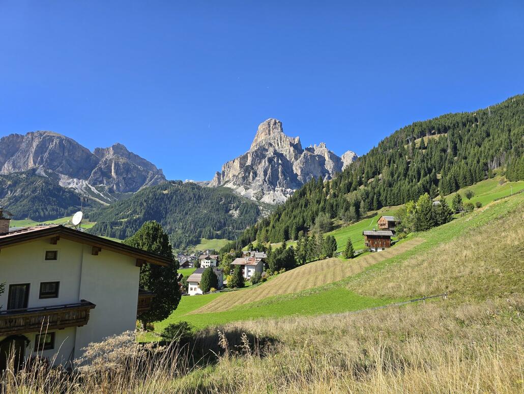 Angekommen in Corvara, Blick zum Sassongher