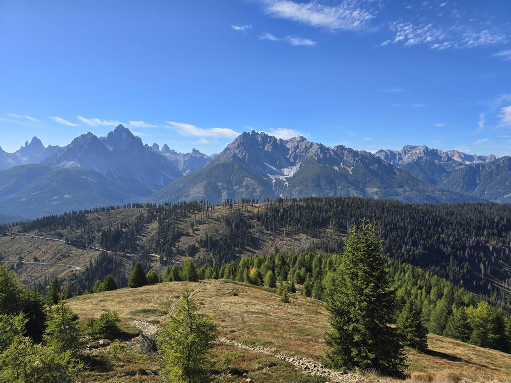 Bereits einige Kehren weiter oben. Mittlerweile sind die Sextner Dolomiten in ihrer vollen Pracht zu sehen.