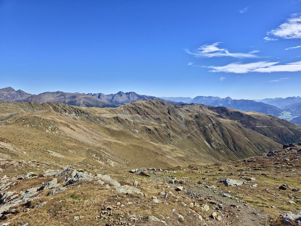 Blick Richtung Osten. Der weitere Verlauf der Militärstrasse bis kurz vor die österreichische Grenze ist gut zu erkennen.