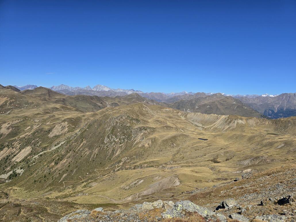 Blick nach Nordwesten. Im Hintergrund ist unter anderem die Riesenfernergruppe zu sehen.