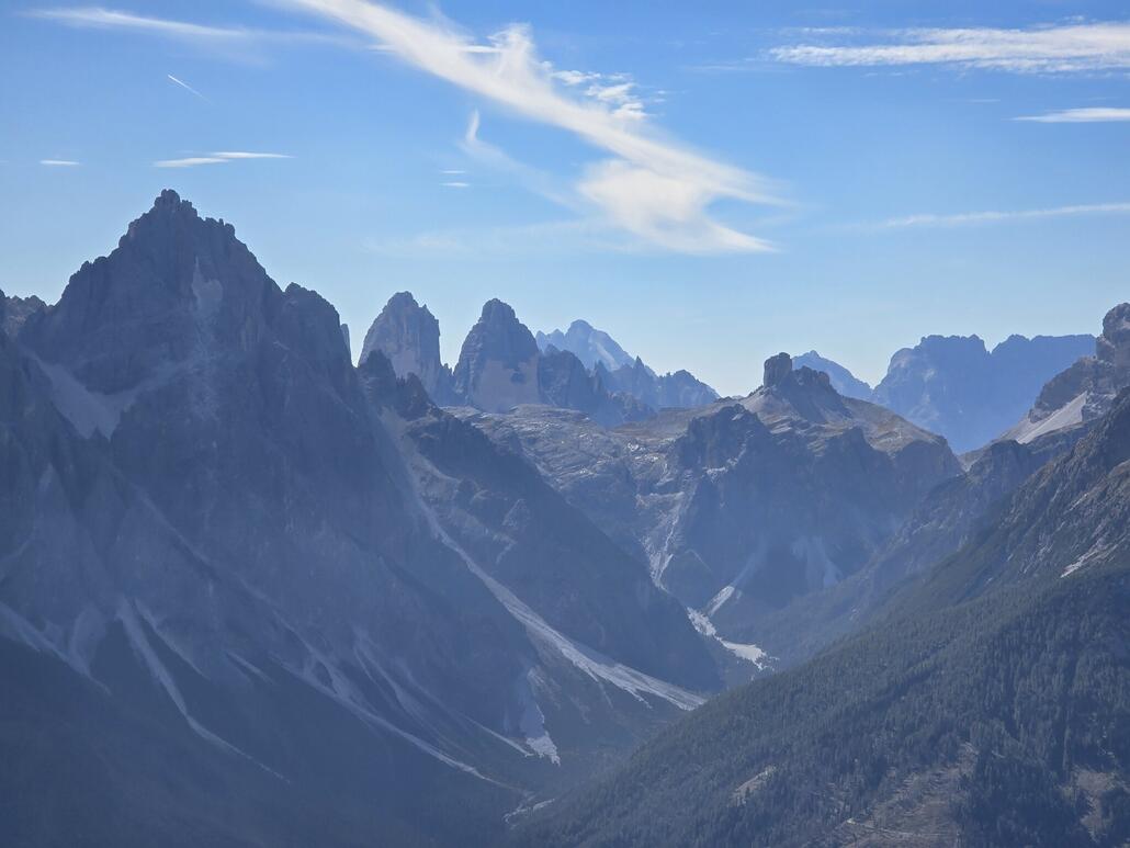 Innerfeldtal, wo wir 3 Tage zuvor waren. Darüber sind zwei der drei Zinnen sind zu sehen.