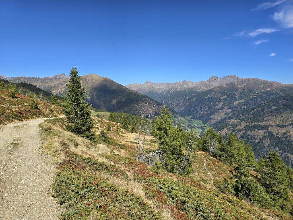 Auch sonst ist die Landschaft schön hier. Im Hintergrund ist das Winkeltal zu sehen.