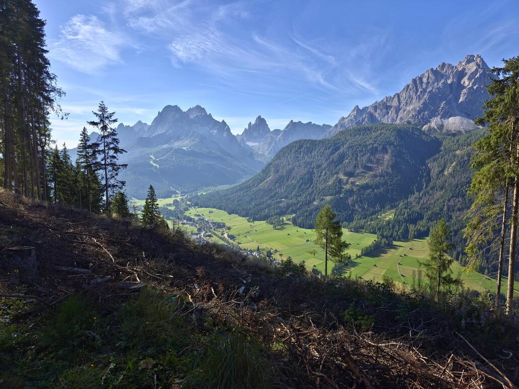 Bereits ein gutes Stück ist hier geschafft. Blick über Sexten zur Rotwand, Fischleintal mit Zwölferkofel und Dreischusterspitze.
