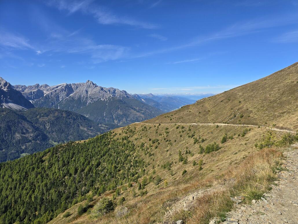 Bereits etwas weiter oben, Blick zurück auf den Aufstiegsweg.