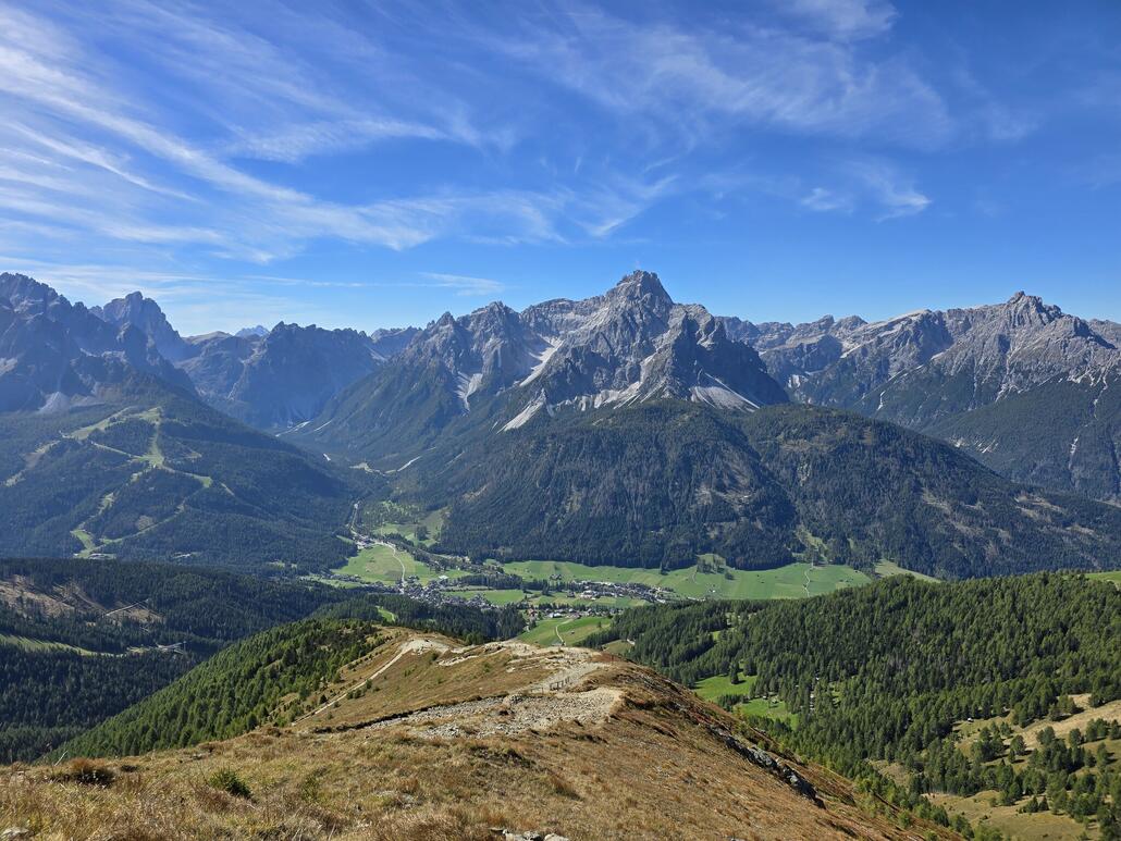 Angekommen auf dem Helm. Blich auf Moos und die Sextner Dolomiten.