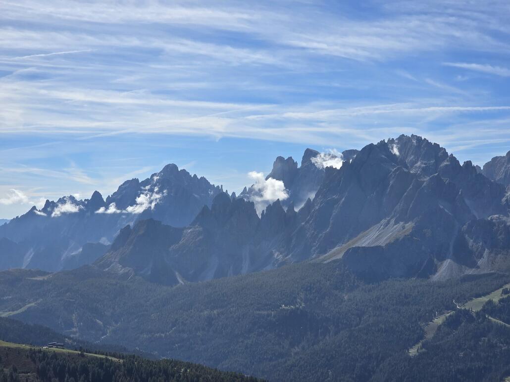 Während wir auf dem Helm das Panorama geniessen, bilden sich erste Quellwolken, hier rund um die Hochbrunnerschneid.