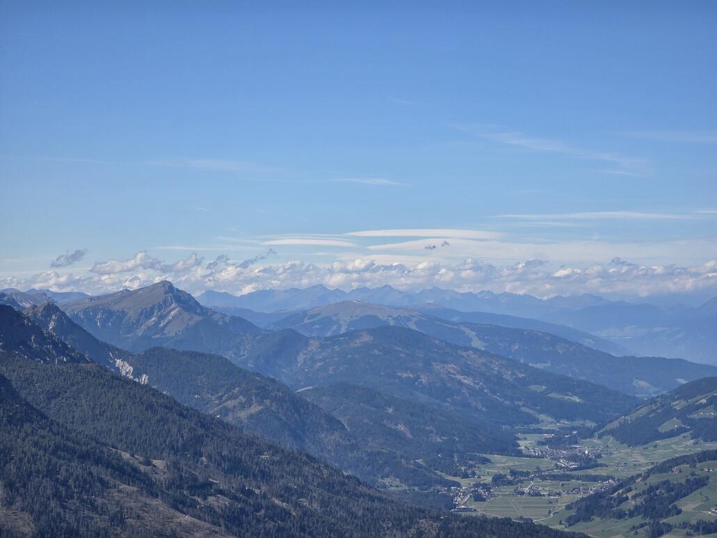 In weiter Ferne ziehen im Westen dichtere Wolken auf. Wohl ein erster Vorbote des angekündeten Wetterumschwungs.