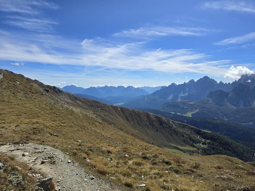 Blick über den Kreuzbergpass. Im Hintergrund müsste wohl die Brentoni-Gruppe zu sehen sein.