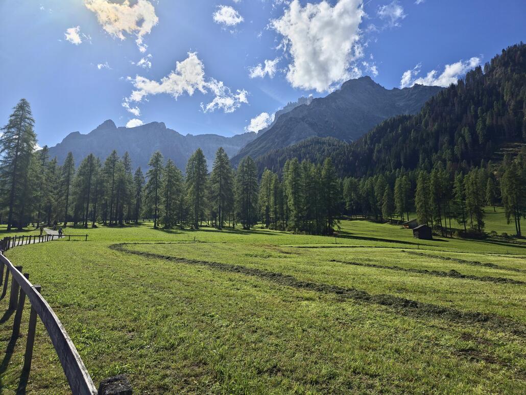 Unterwegs durch malerische Landschaften in Richtung Fischleintal