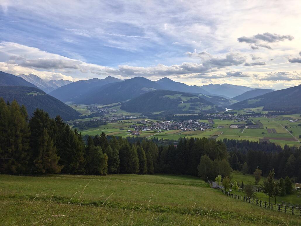 Angelangt beim Hotel Hubertus. Der Ausblick über Olang kann sich durchaus sehen lassen.