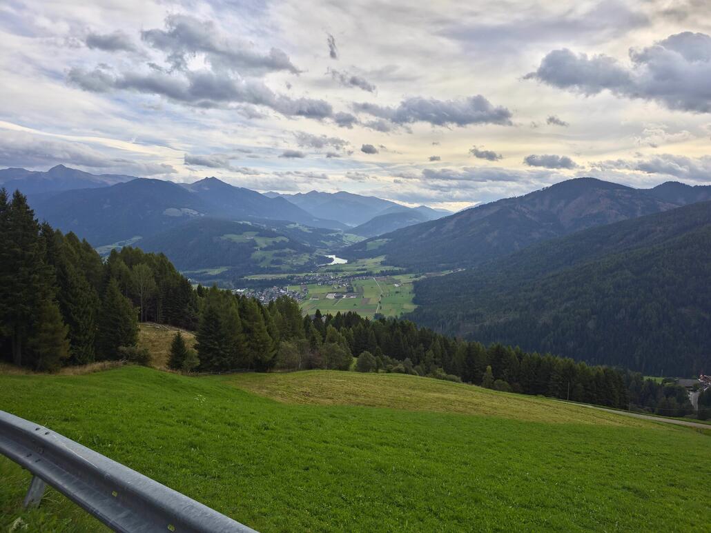 Auf dem Weg zur Prackenhütte, Blick ins Pustertal mit Olanger Stausee.