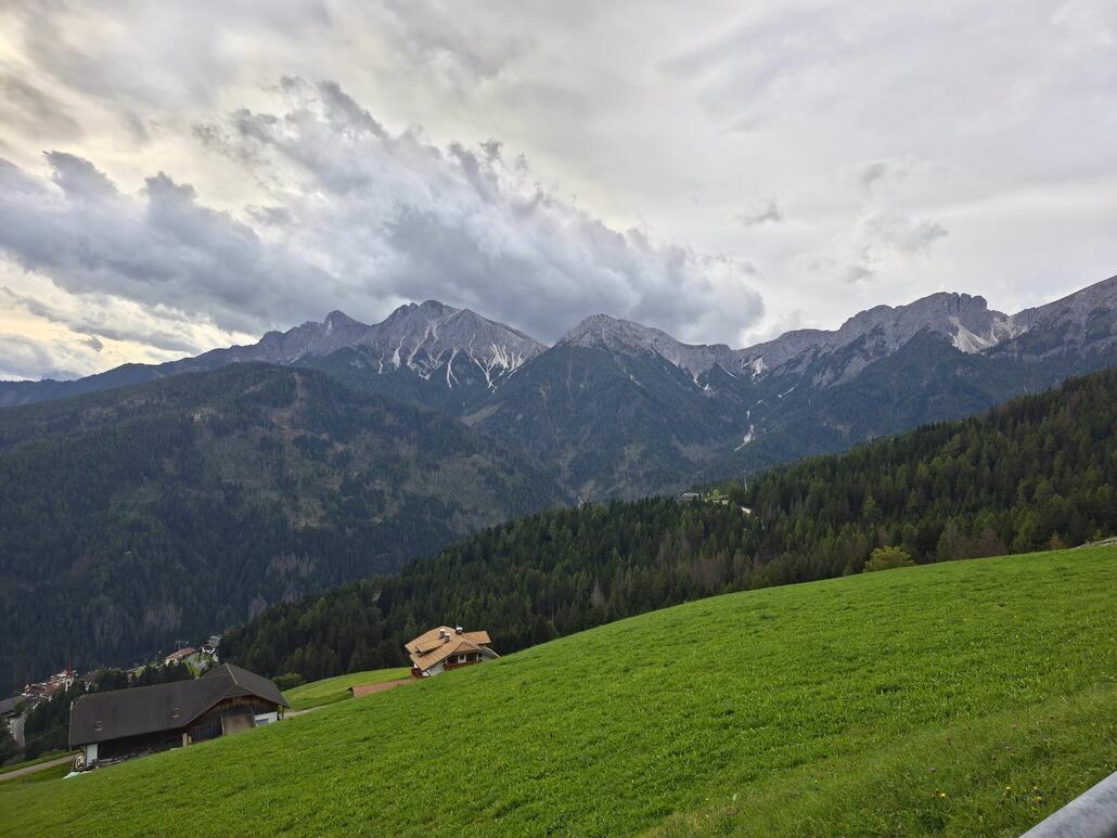 Über den Pragser Dolomiten bilden sich erste dunkle Wolken.