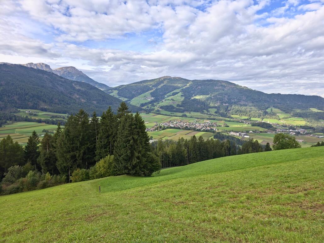 Unterwegs in Richtung Unterrain, Blick über Olang zum Kronplatz. Noch ist das Wetter durchaus gut, wenn auch die Temperaturen eher frisch sind.