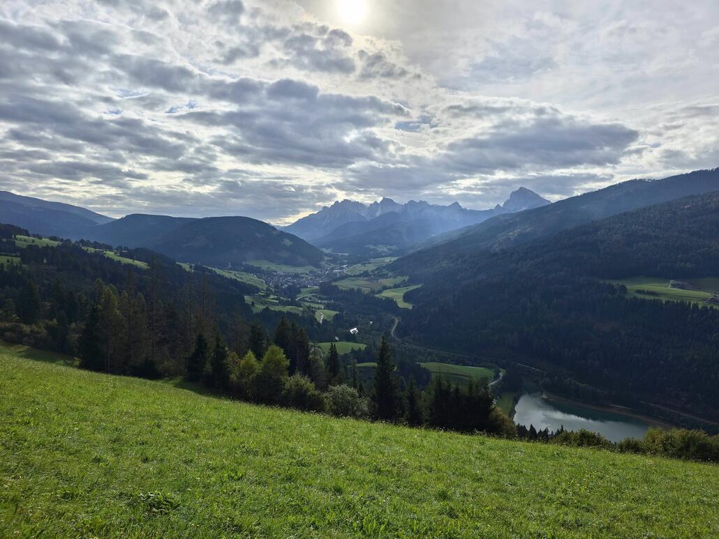 Blick das Pustertal hoch zu den Sextner Dolomiten