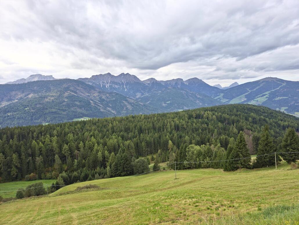 Angelangt beim Mudlerhof, Blick rüber in die Pragser Dolomiten