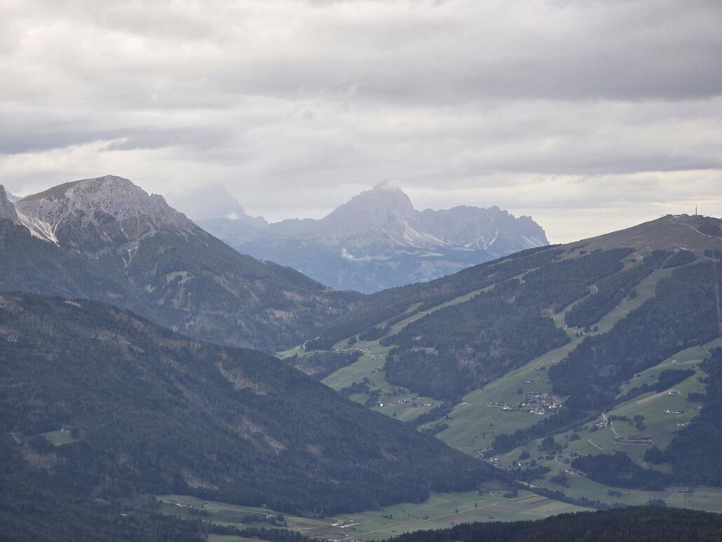 Peitlerkofel im Zoom. Dort scheint es bereits zu regnen.