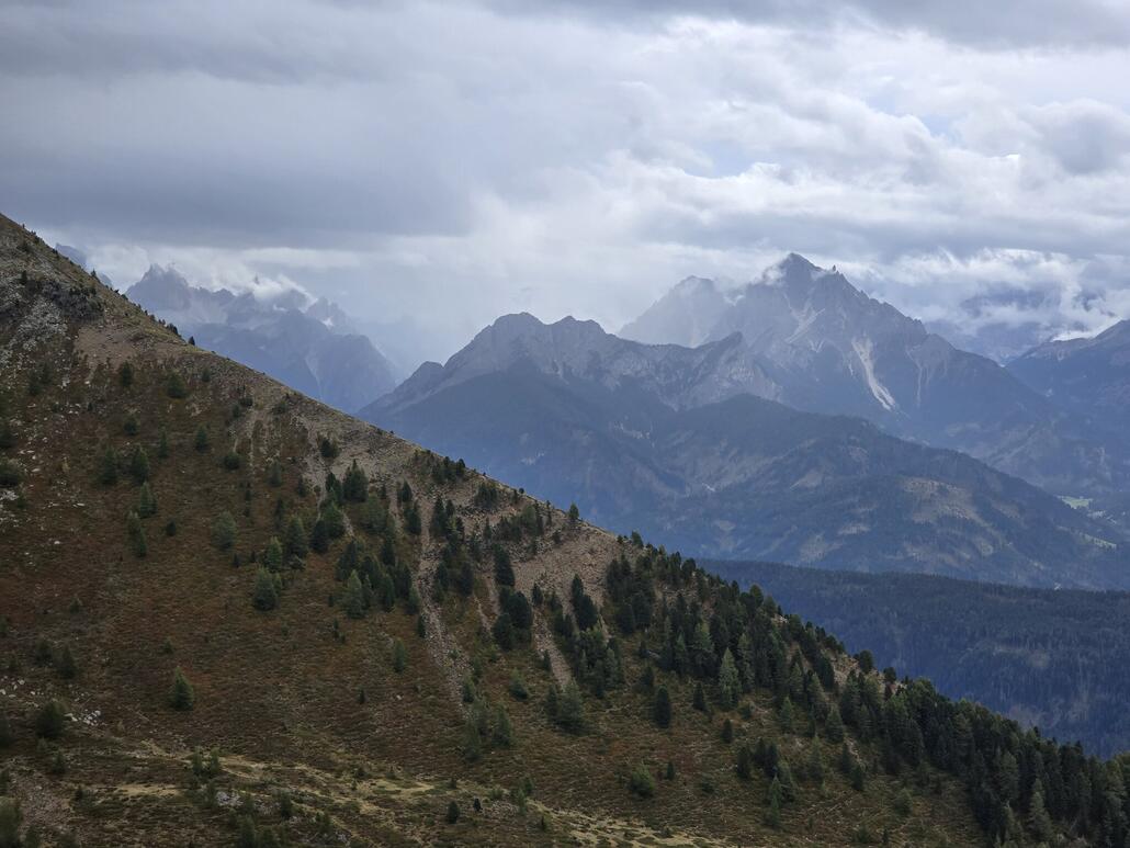 Über der Plätzwiese geht gerade ein Schauer nieder.