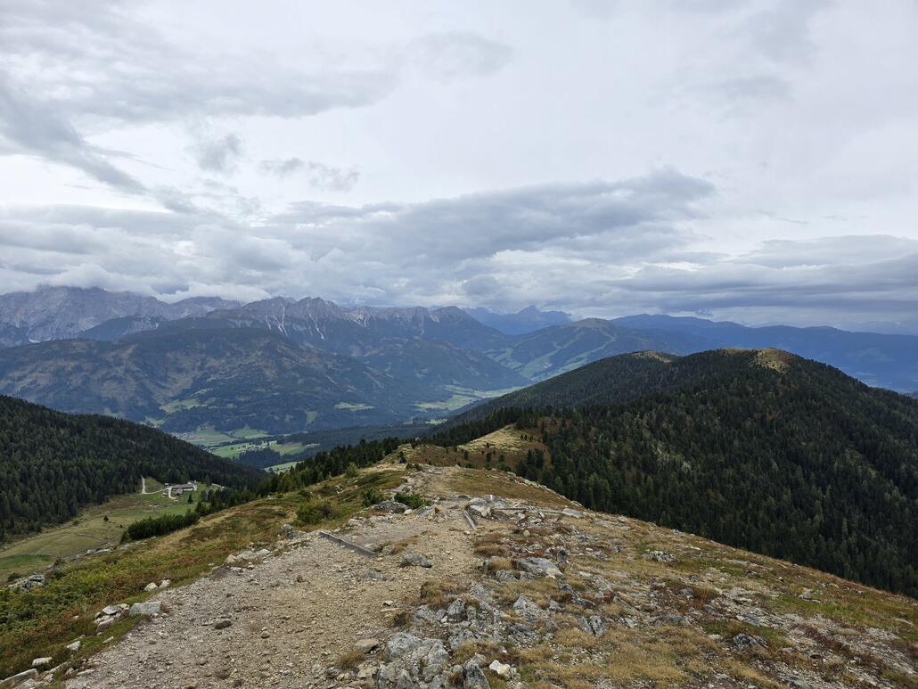 Blick über den Berggrat Richtung Olang und Kronplatz