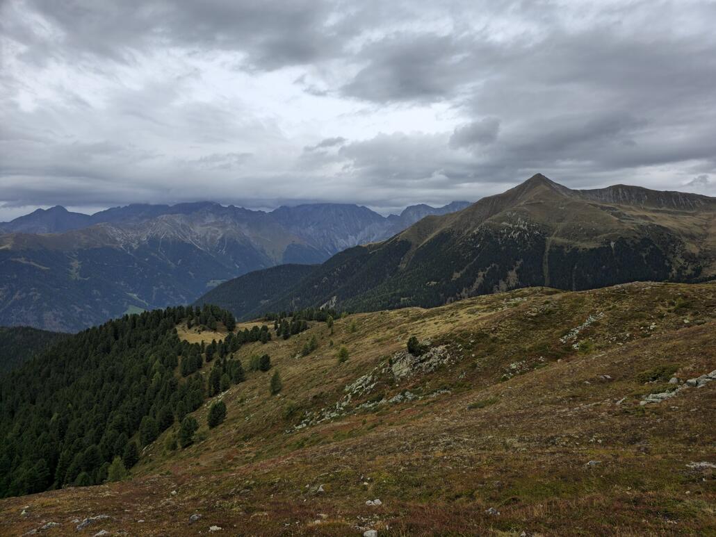 Blick ins Antholzertal. Die Spitzen der Riesenfernergruppe befinden sich bereits in Wolken.