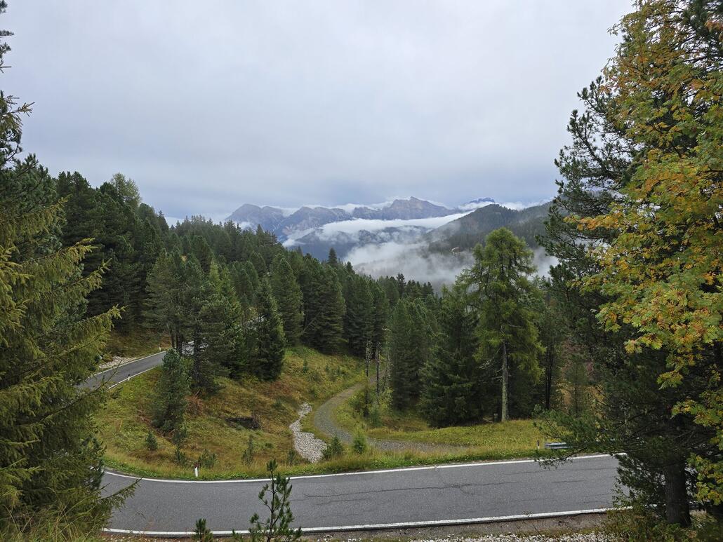 Angekommen auf dem Würzjoch. Blick ins Gadertal mit der Fanes-Gruppe