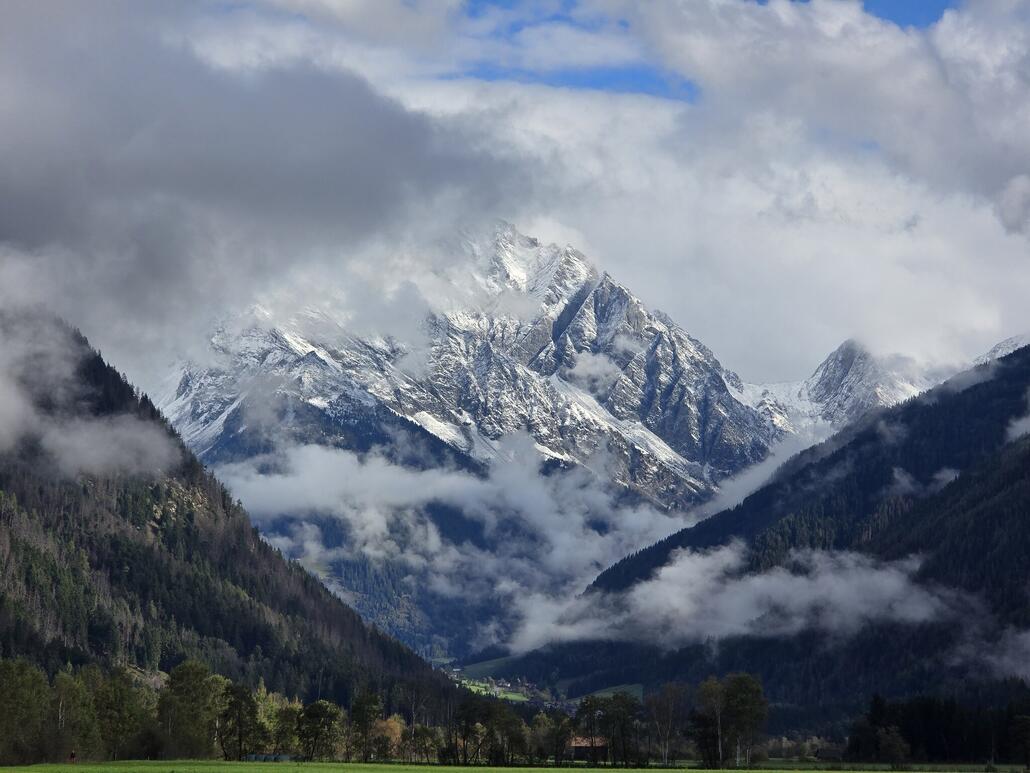 Zoom zur frisch verschneiten Riesenfernergruppe. Da kommt sofort Vorfreude auf die Skisaison auf.