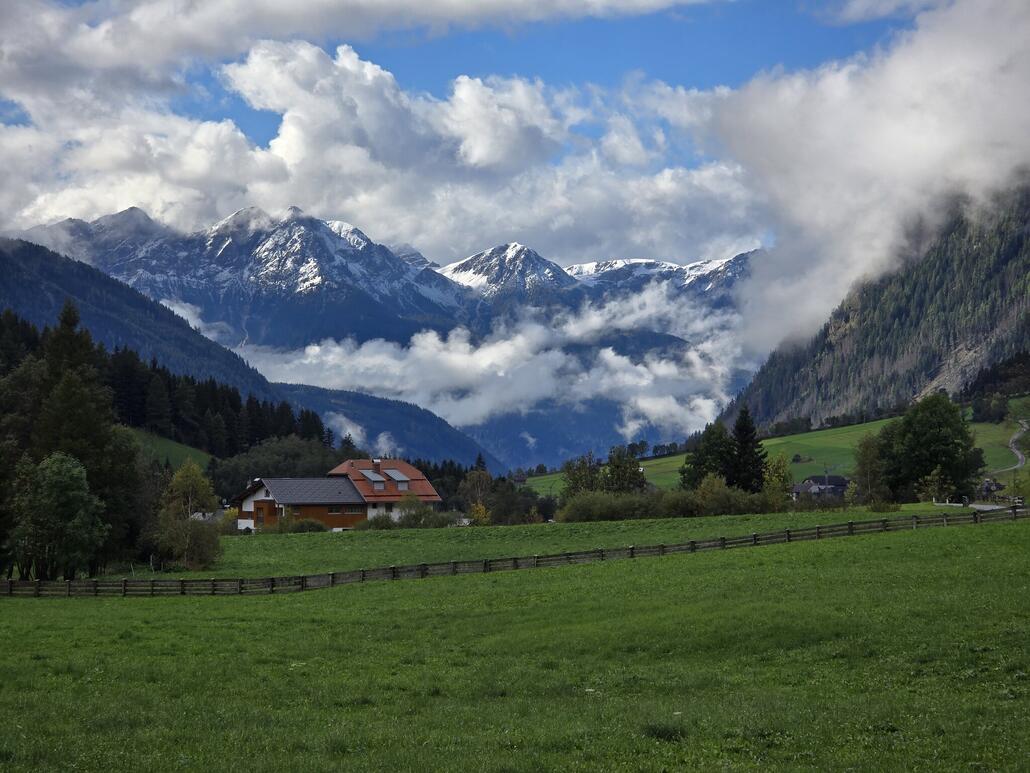 Gezommter Blick zurück in Richtung Pragser Dolomiten, heute auch mit etwas Neuschnee.