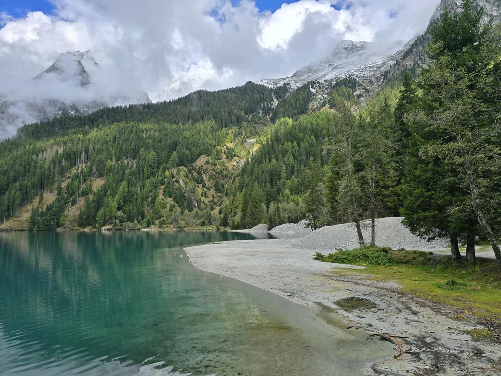 Angelangt am Seeende, auch hier ist der See äusserst schön.
