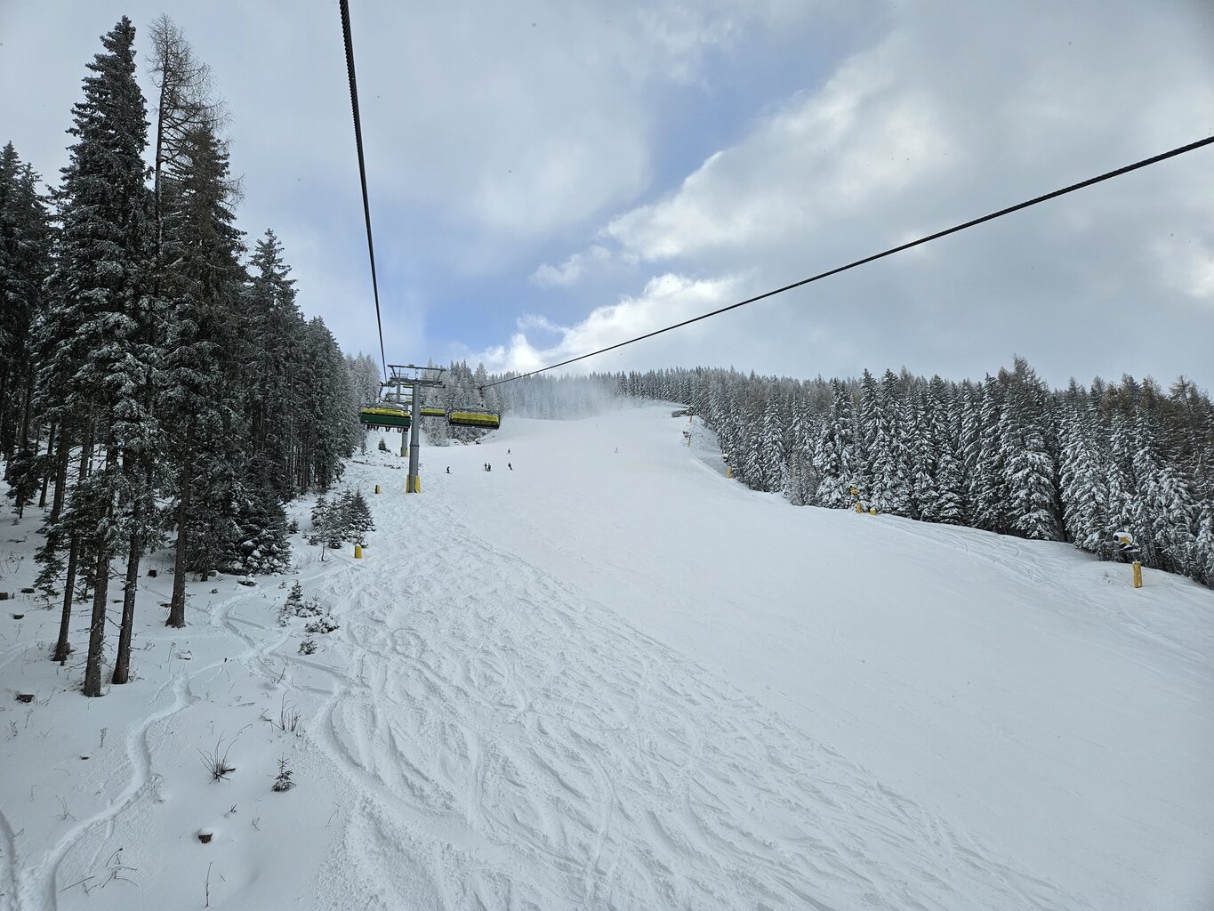 Momentan ist nur die Lärchkogelbahn in Betrieb und auf den Pisten laufen teils die Kanonen.