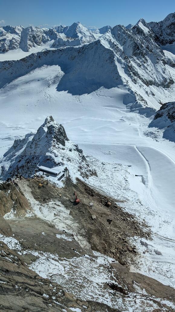 Unten wird gebaggert und zwar kräftig!