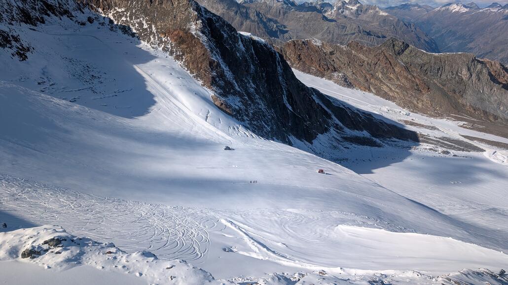 Inzwischen ist es 15:30 Uhr, die Pisten sind schon wieder fast fertig präpariert während wir mit der Gondel runterfahren müssen.