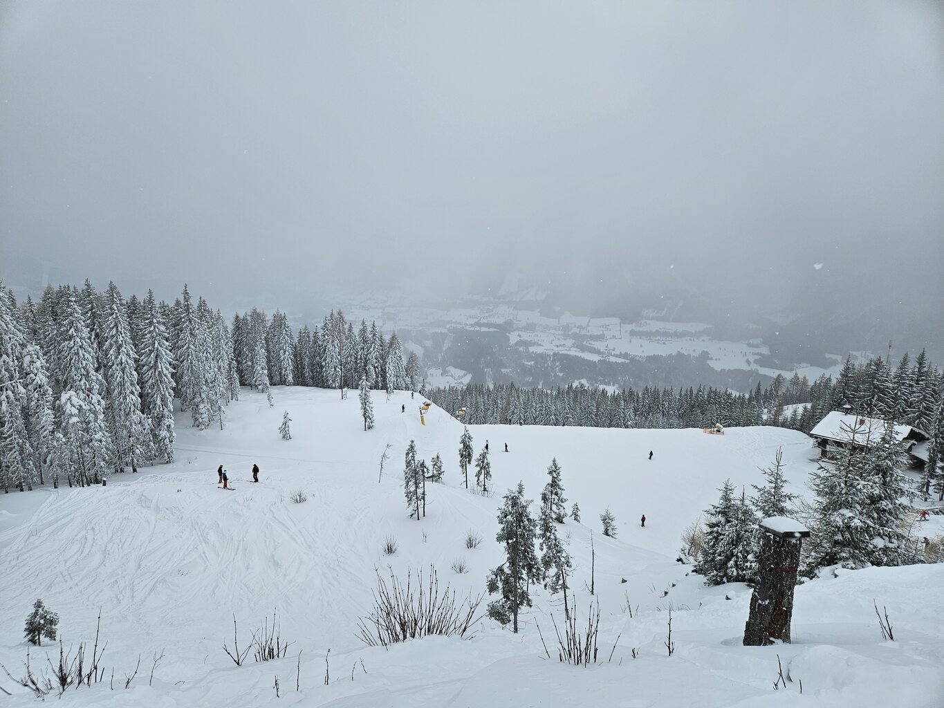 Auf der Hauptabfahrt keine Beschneiung und noch ganz passabel. Carven kann man boch.