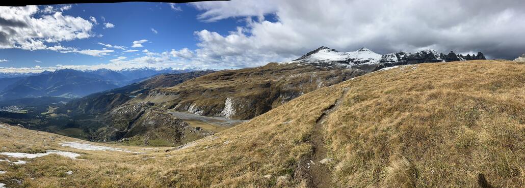 Hier, ca. 12min unterhalb der Station befindet sich ein möglicher Gleitschirm-Startplatz. Oder sonst der alte unterhalb des Grates, was dann aber mindestens 20min Aufstieg bedeutet