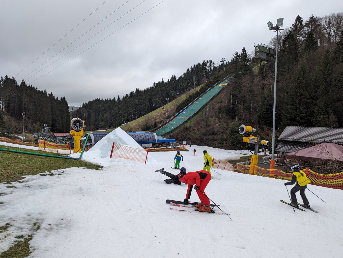 Viele Anfänger unterwegs, bei denen die Bindungen mMn oft zu früh auslösten.