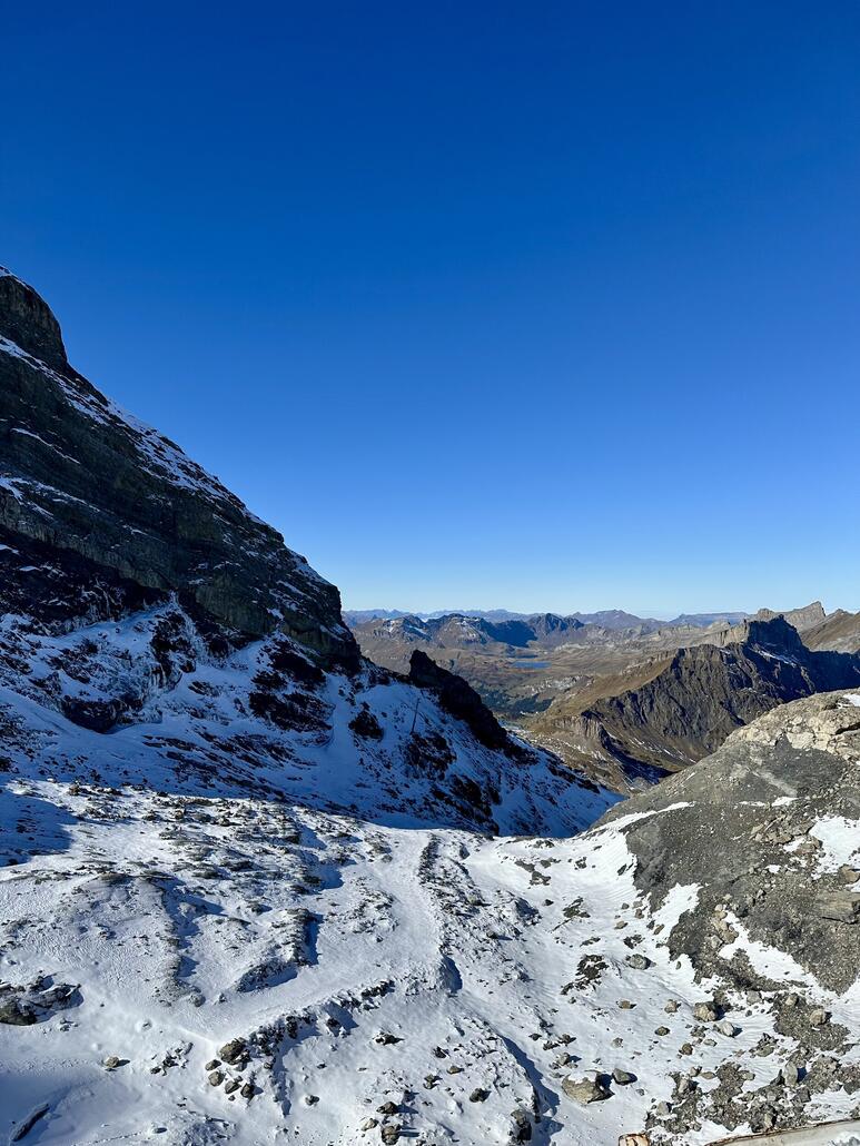 Blick Richtung Rotegg Piste. Unglaublich wieviel Volumen da der Gletscher in den letzten 2 Jahren verloren hat. Früher ging die Piste direkt hier runter.