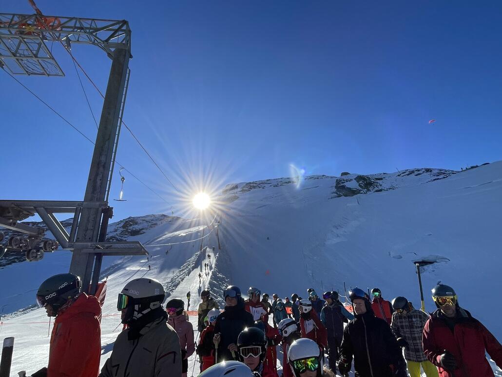 Ich vermute mehr Leute als gestern, so 3-4min Wartezeit jenachdem