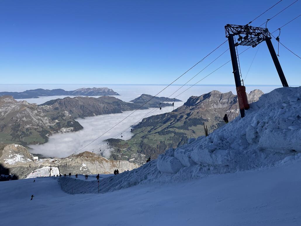 Der Lift steht auf einem hohen Damm