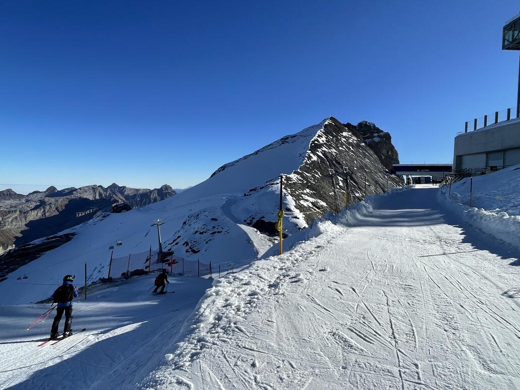Oben beim Ausstieg muss man sogar gar nicht mehr schieben, nur die Passage hier links im Bild hatte ein paar einzelne Feinde und ist schmal. Im Kurzschwung durch!