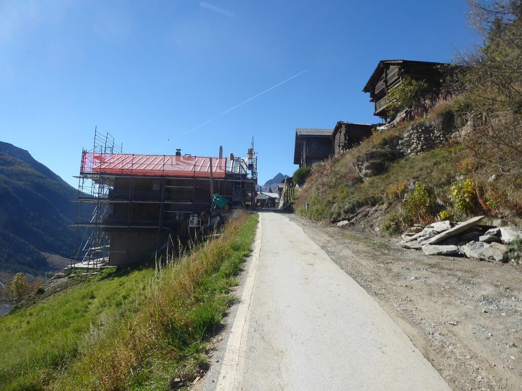 Eines der zwei schwer getroffenen Häuser in Weissenried. Einen Wasserschaden hat er auch noch weil die Blache nach der Besichtigung durch die Versicherung nicht richtig befestigt wurde.