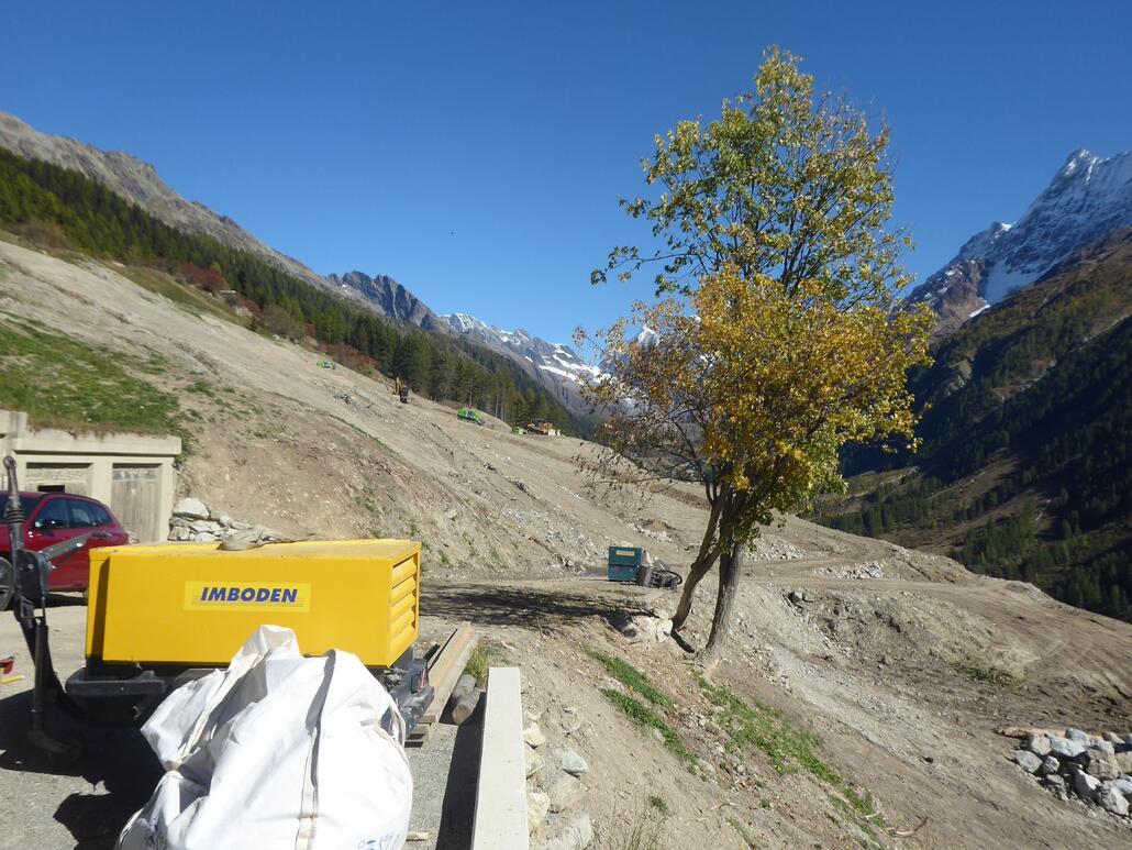 Weissenried taleinwärts. Es sit schon vieles an schutt den Hang hinunter gestossen worden.